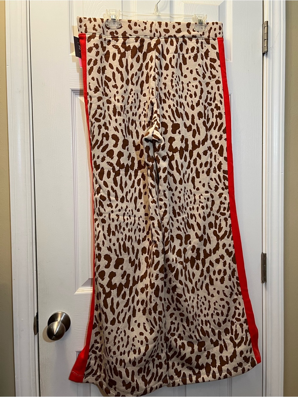 🦋 NWT Leopard Print Wide-Leg Track Pants with Red Side Stripe size large - Picture 5 of 6